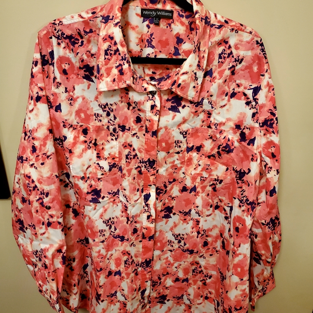 Wendy Williams NWOT pink floral blouse. Size 2x. Button and snap closures.